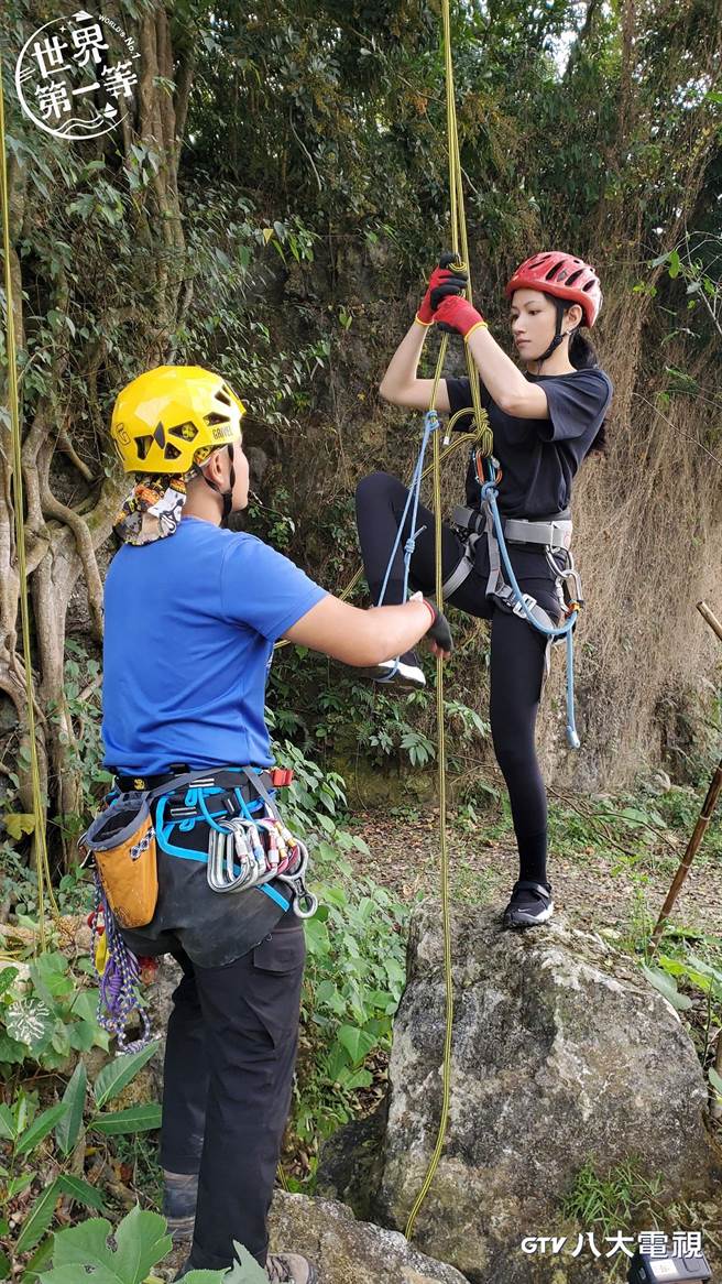 李千娜挑战攀上6层楼高的大树。（八大提供）