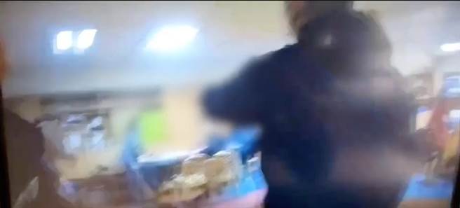 警方前往藏匿在社区中的地下签赌站查缉，当场查获负责人及赌客。（警方提供）