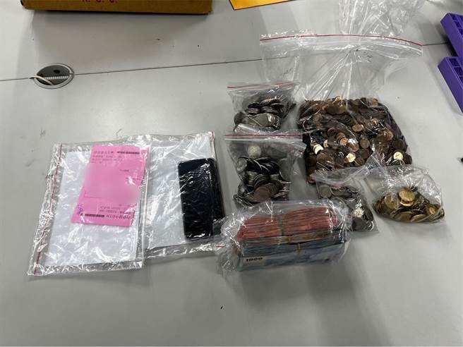 警方在现场查扣的赌金。（警方提供）