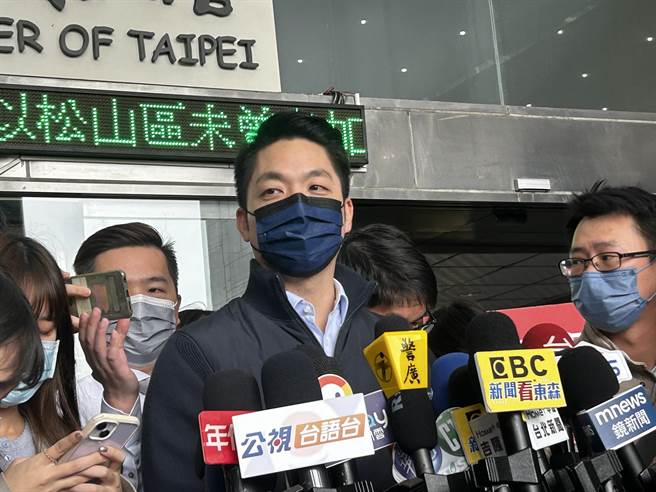 蒋万安今下午出席民间捐赠2辆小型復康巴士典礼，会前受访。（陈薏云摄）