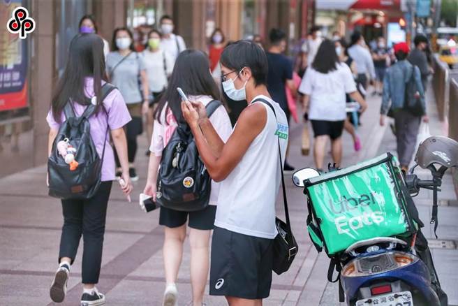 铨敍部日前曾指出公务员下班后可从事外送平台等非经常性工作，教育部近日也放宽，教师下班时间后可从事非经常性、持续性的工作。（报系资料照）