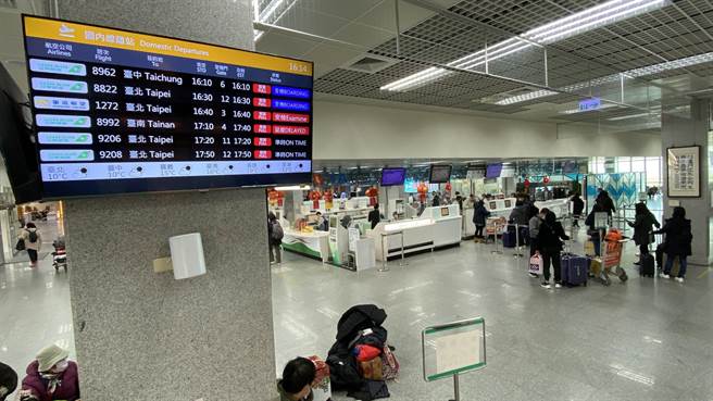 金门县政府提醒乡亲务必事先订妥机位，以免浪费时间于机场候补。(于家麒摄)