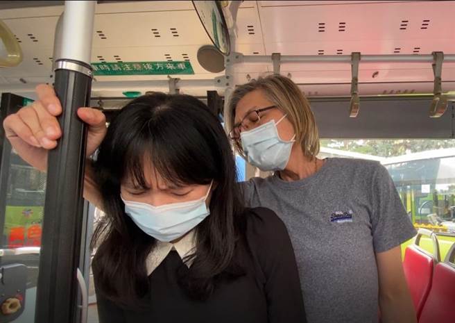 警方提醒，發現有人異常接近，例如嗅聞髮香或不當磨蹭等，可移動至有監視器區域保安全。（翻攝照片／林郁平台北傳真）