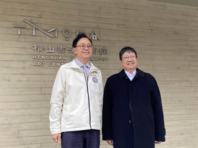 桃园市长张善政（左）今表示，交通部若採特别条例方式支持公共运输月票，是一件好事。（蔡明亘摄）