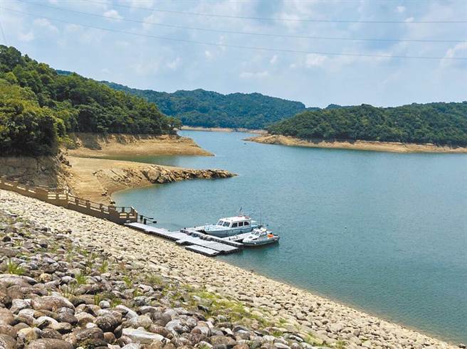 基隆新山水库管路异常渗漏，台水对其进行首次泄降，目前库容蓄水剩不到2％。台水预计2月中下旬可完成管路更换与检修，然后重新注水，赶5月底前回升水位到9成。(本报资料照)