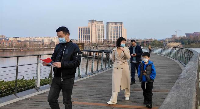 大陆总人口负成长，中西部6省常住人口逆势增长。图为1月10日贵州遵义溼地公园。（人民视觉资料照）