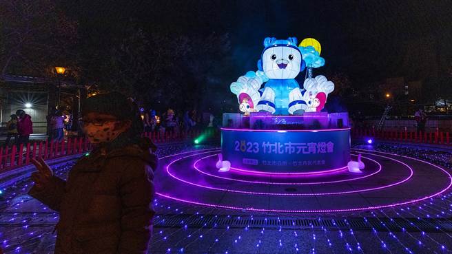 竹北市元宵燈會3日晚點亮「Q版太空兔」主燈。（羅浚濱攝）