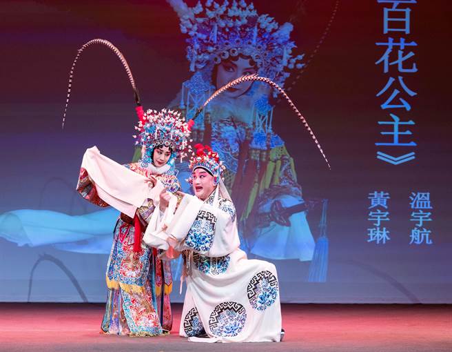 2023台灣戲曲藝術節將於4月6日開跑，台灣戲曲中心31日舉辦活動記者會，現場安排「國光劇團」黃宇琳（右起）和溫宇航帶來的「誰是英雄？」精彩片段。（羅永銘攝）