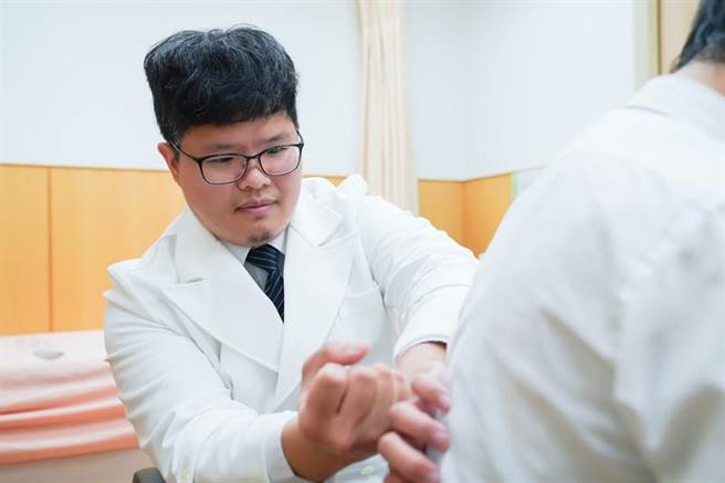 台北慈濟醫院神經外科醫師洪立偉看診。（台北慈濟醫院提供）