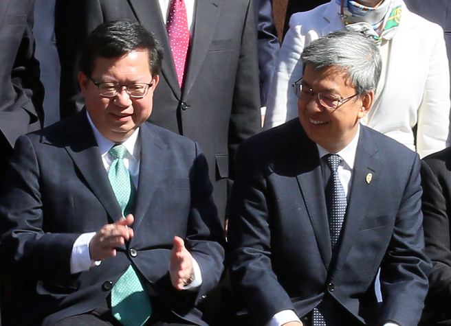 图为新任行政院长陈建仁（右）、新任副院长郑文灿（左）。（资料照，刘宗龙摄）
