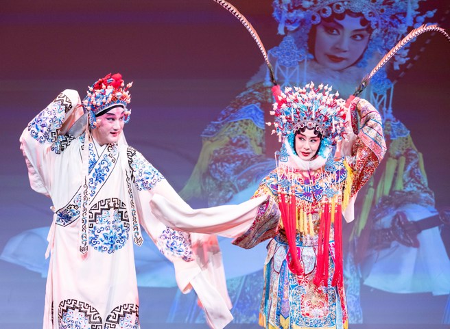 2023台灣戲曲藝術節將於4月6日開跑，台灣戲曲中心31日舉辦活動記者會，現場安排「國光劇團」黃宇琳（右起）和溫宇航帶來的「誰是英雄？」精彩片段。（羅永銘攝）