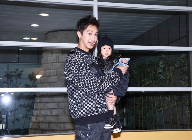 Darren带着1岁多儿子Travis一起来看马戏团演出。（罗永铭摄）