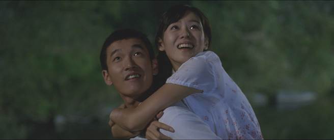 曹承佑背孙艺真太久脚发软，但硬撑说没事。（甲上娱乐提供）