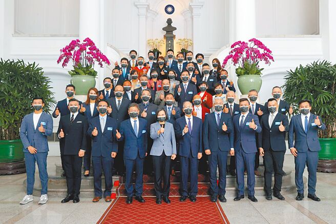 前镇科技园区前瞻大楼获2022建筑园冶奖，经济部加工出口区管理处高雄分处吴大川分处长（二排右一）日前蒙蔡英文总统接见及嘉勉。图／总统府提供