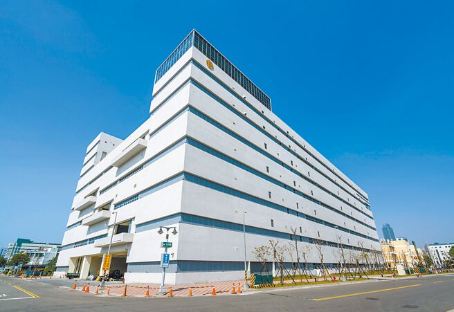 获2022建筑园冶奖的前镇科技园区标准厂房前瞻大楼，以绿色永续理念，并取得绿建筑、智慧建筑及耐震标章。图／新亚建设提供