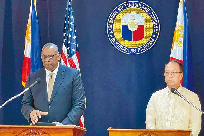 美国国防部长奥斯汀（左）与菲律宾国防部长加维斯2日共同宣布，菲方将多开放4座基地给美军使用，令美在菲基地总数增至9座。 （美联社）