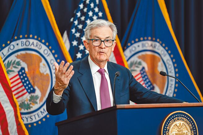 2023年2月1日，美國聯邦儲備委員會主席鮑爾在華盛頓出席新聞發布會。（新華社）