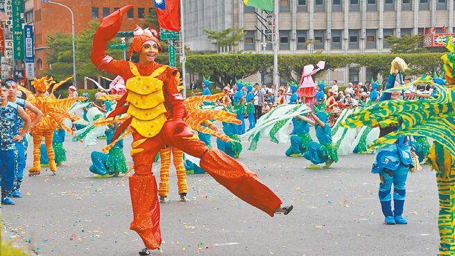 台灣燈會在台北，北市文化局5日將推出燈會踩街遊行，邀19組國內外演藝團隊、逾500位表演者與民眾同歡。圖為台灣戲曲學院青年劇團。（台北市文化局提供／張芷瑜台北傳真）