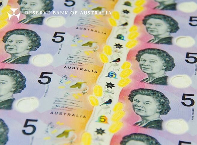 澳洲央行「澳洲储备银行」2日表示，英国君主将从澳洲纸钞上消失，新版5元钞将以致敬原住民文化的设计，取代已故女王伊丽莎白二世肖像。图为旧版澳洲5元纸钞上的伊丽莎白女王二世肖像。（摘自澳洲储备银行官网）