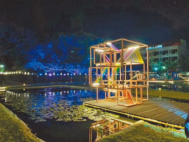 藝術家林建華運用木構技藝詮釋低碳、永續概念，以工藝呈現北港水道頭園區與聚落之美。（雲林縣府提供／周麗蘭雲林傳真）