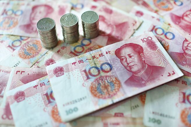 中國人民銀行日前發布最新數據顯示，去年人民幣存款增加逾26兆元，因此如何釋放民眾的超額儲蓄成為挑戰。（中新社）