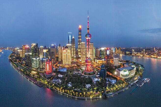 近日大陸各地官方陸續公布2022年經濟成績單，GDP突破2兆元規模的城市已達到7個，分別是上海、北京、深圳、廣州、重慶、蘇州和成都。圖為上海浦東陸家嘴夜景。（中新社）