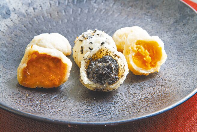 元宵是「摇」出来的美食，纯手工制成的元宵是点水楼的抢手货，年年热销。（点水楼提供）