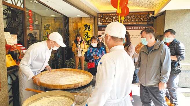 在点水楼部分门店可看到师傅手制元宵「食」境秀，吸引不少民眾抢购。（点水楼提供）