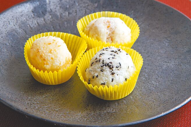 点水楼手工元宵有芝麻、花生、奶酥3款口味，气炸或油炸吃都美味。（点水楼提供）