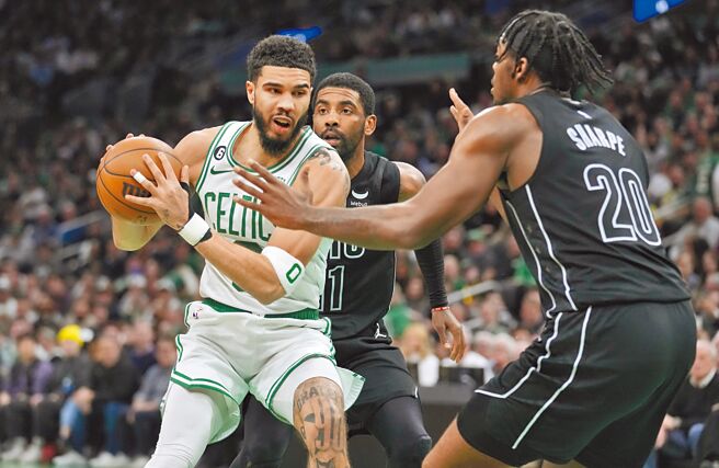 塞尔提克前锋塔图（左）强攻篮网禁区。（美联社）