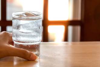 為何日本餐廳只端冰水不提供常溫水？背後原因曝光網驚：長知識