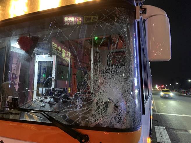高雄3日晚間10時許發生一起嚴重車禍，一位29歲侯姓女子遭公車撞上，公車左下角擋風玻璃也碎成蜘蛛網狀。（民眾提供／楊舒婷高雄傳真）