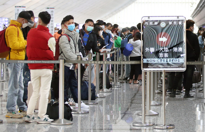 桃園機場入境管制區內，許多旅客正在排隊查驗證照。（示意圖／范揚光攝）