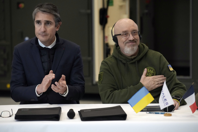 乌克兰国防部长列兹尼科夫（Oleksiy Reznikov）(图右)日前访问巴黎期间，法国国防部宣布，将再运交12门凯萨式（Caesar）车载榴弹炮，及新式空防设备给乌克兰。(图/美联社)