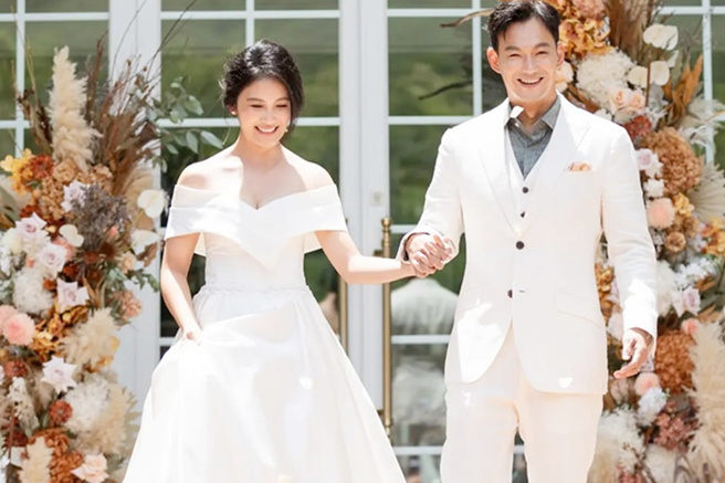 威廉與卓君澤去年完婚。（圖／廖威廉臉書） 