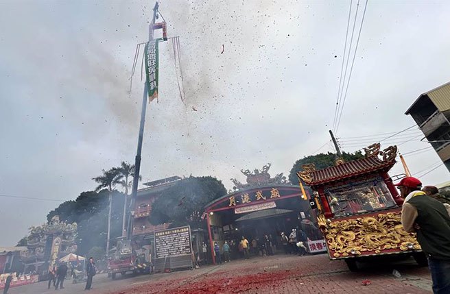 武庙神轿在隆隆的鞭炮声中出发。（张毓翎摄）