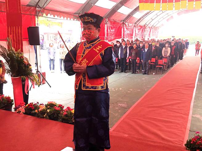 梧栖区农会今天举办「梧栖区各界庆祝112年农民节表彰暨致祀神农大帝典礼」活动，由农业局副局长蔡勇胜担任主祀官。（陈世宗摄）