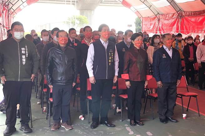 梧栖区长温国宏(中)、农会总干事王秝毅(右二)陪祀，暨全体参加大会人员一同致祀。（陈世宗摄）