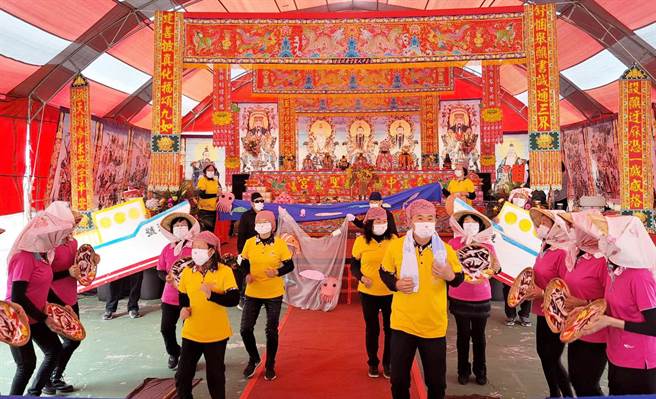 农民节表彰大会，特邀请家政班员节目表演，一起为劳苦功高的农民喝采。（陈世宗摄）