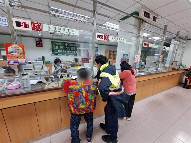丰原警分局合作所与邮局合作成功阻诈50万元，保住陈姓妇人的血汗钱。(警方提供)