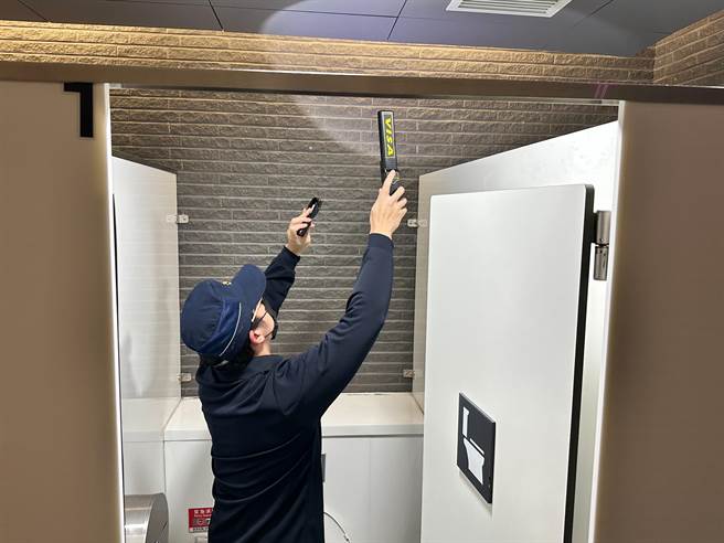 警方运用无线电波侦测器及金属探测器就机捷各站内垃圾桶、厕所和其他易藏匿爆裂物的可疑场所。（捷警提供／蔡明亘桃园传真）