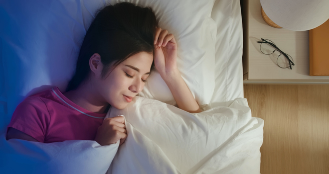 醫師提醒，天冷時，睡覺時要注意頭部保暖。(示意圖/ Shutterstock )

