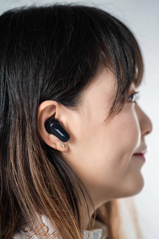 Bose QuietComfort 消噪耳塞 II雖然比一般耳機較大及重，但一樣提供了3種尺寸的穩固環和耳塞，因著有穩固環的緣故，所以仍能穩固及舒適地佩戴。（石智中攝）
