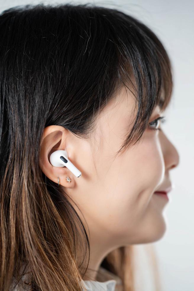 AirPods Pro2推出了全新的XS尺寸耳塞套，對於耳形特別窄小的使用者來說，記者個人覺得是最舒適的體驗。（石智中攝）