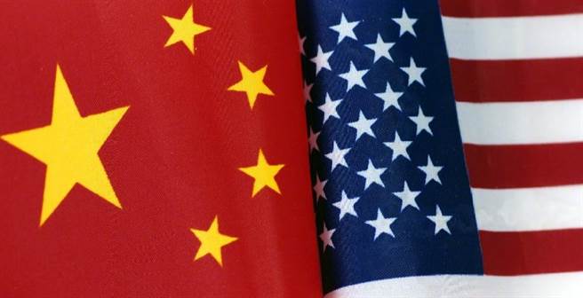 在美国民主共和两党藉题发挥与媒体炒作下，中国高空气球事件至今热度不减，双方暂停了外交上的互动，媒体间也恶言相向，原已紧绷的关系益发严峻。（人民日报）