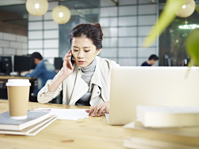 一名女性上班族因工作忙碌，三餐不正常，導致重度胃下垂，暴瘦到僅約30公斤的體重。(示意圖/ Shutterstock )