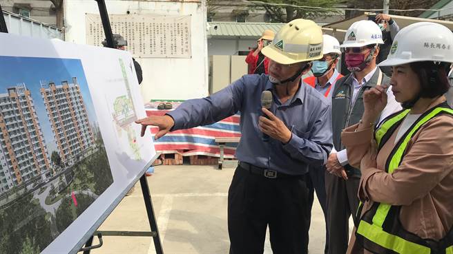 屏东首座社会住宅「瑞屏安居」预计2026年5月完工，目前工程超前2.32％，县长周春米4日到场监工，希望完工期程能提早至2025年底。（谢佳潾摄）