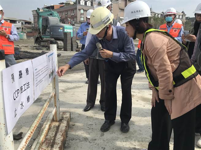 屏东首座社会住宅「瑞屏安居」预计2026年5月完工，目前工程超前2.32％，县长周春米4日到场监工，希望完工期程能提早至2025年底。（谢佳潾摄）