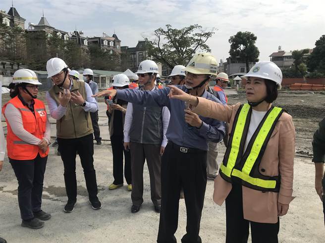 屏东首座社会住宅「瑞屏安居」预计2026年5月完工，目前工程超前2.32％，县长周春米4日到场监工，希望完工期程能提早至2025年底。（谢佳潾摄）