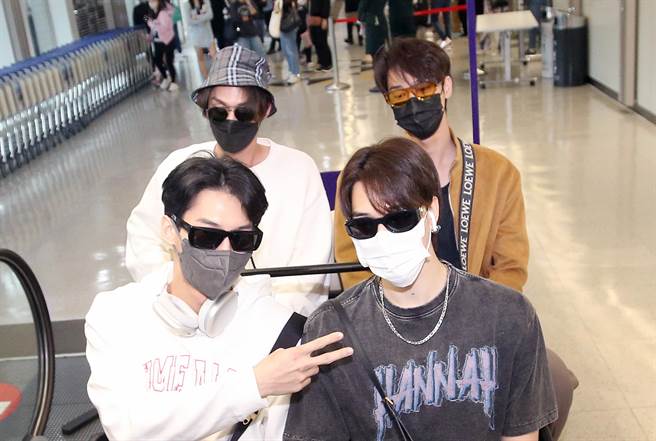 泰国「F4」搭机抵台。（范扬光摄）